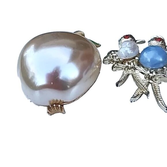 VTG Simulated Pearl Parrot Birds W/Red Eyes & Signed JJ Apple Brooch Set Of 2 - Picture 9 of 10